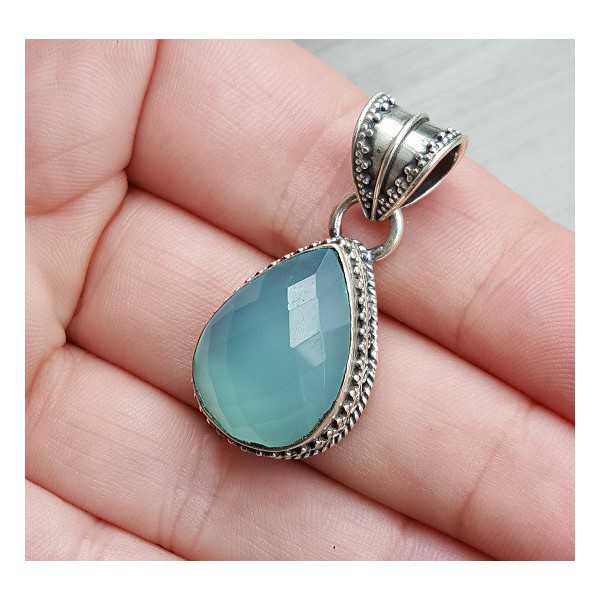 Zilveren hanger facet aqua Chalcedoon in bewerkte setting