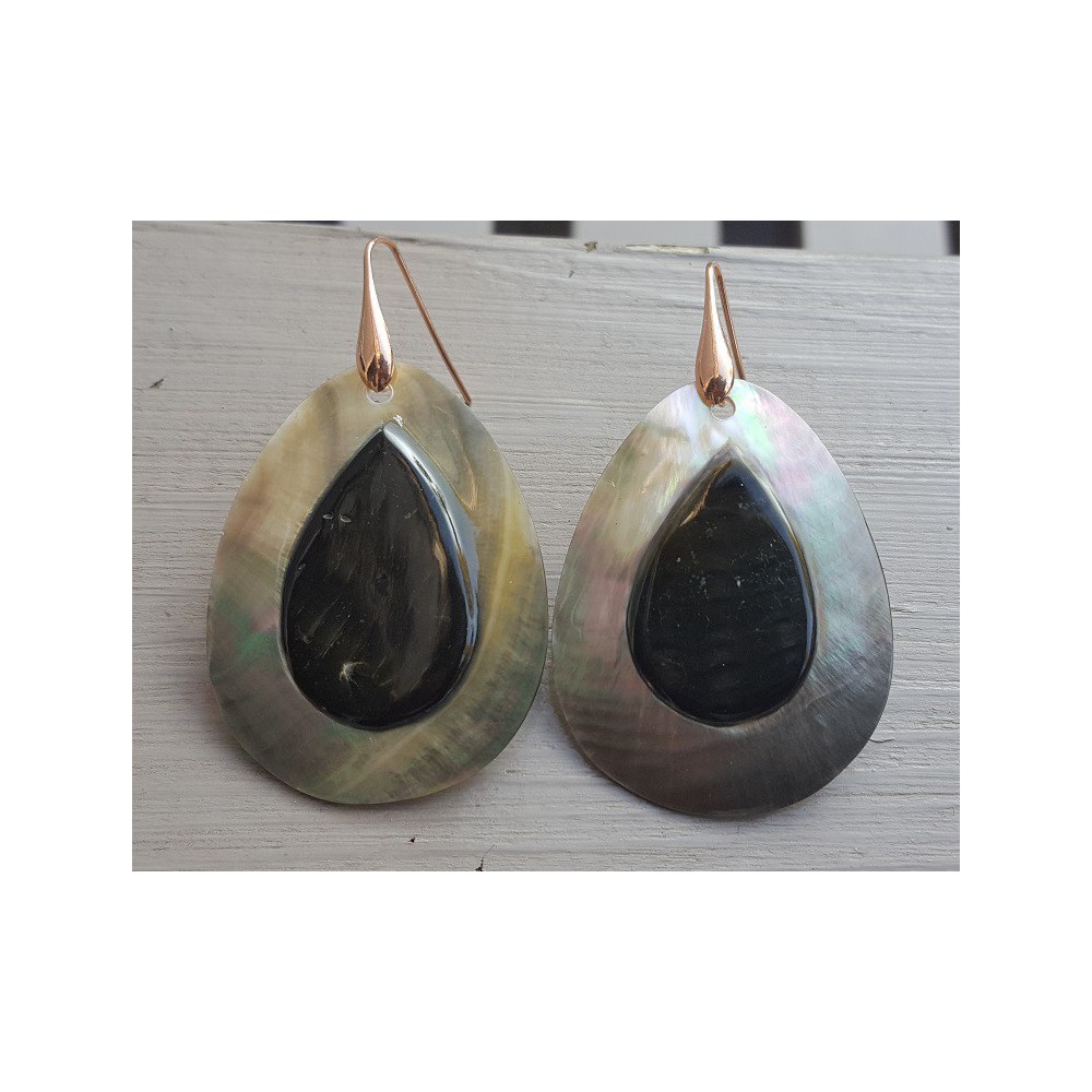 Earrings with large drop -shaped shell