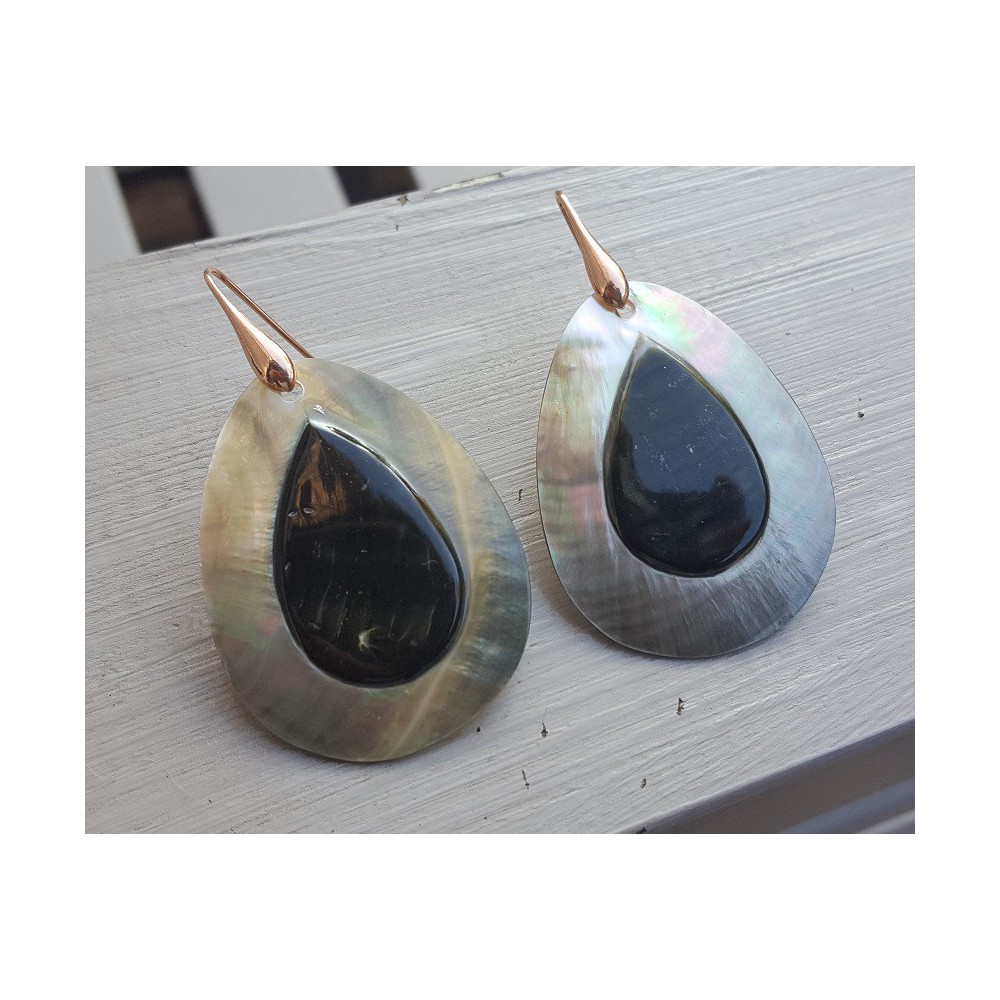 Earrings with large drop -shaped shell