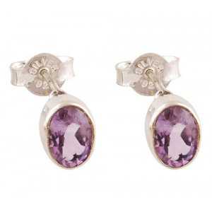 Silver oorknoppen set with oval facet Amethyst