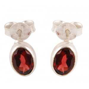 Silver oorknoppen set with oval faceted Garnet