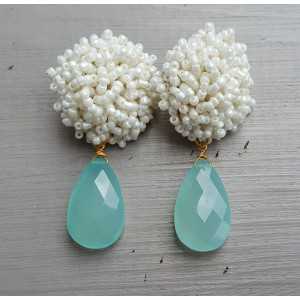 Oorbellen met oorknoppen van witte kraaltjes en aqua Chalcedoon briolet