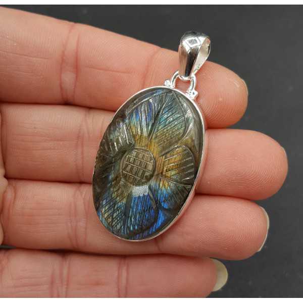 Silver pendant with oval-cut Labradorite