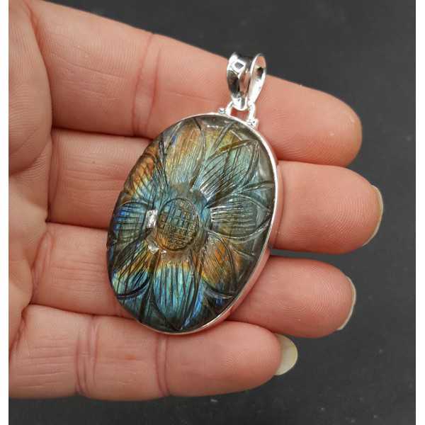 Silver pendant with large oval-cut Labradorite