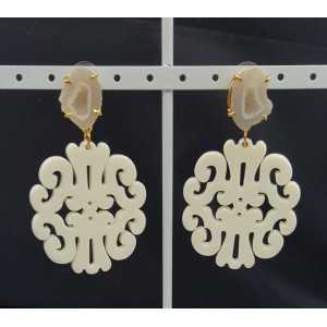 Vergoldete Ohrringe mit ivory white resin-Anhänger-Achat-geode 