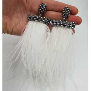 Tassel oorbellen met witte veren en zilveren kristallen