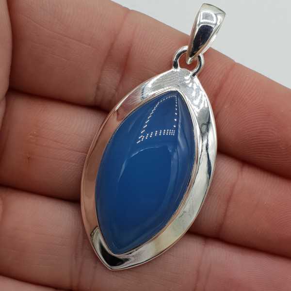 Silber Anhänger mit marquise blauer Chalcedon in einer engen Einstellung