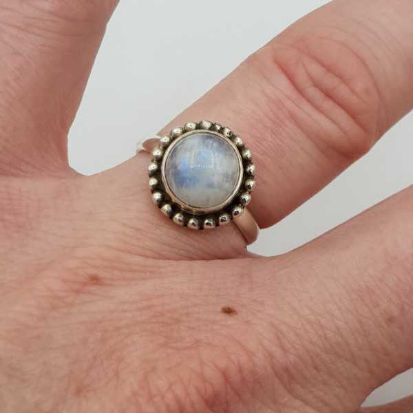 Zilveren ring gezet met ronde regenboog Maansteen 16.5 mm
