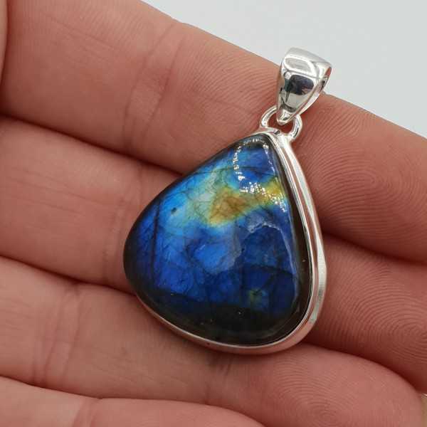 Silver pendant with wide oval Labradorite