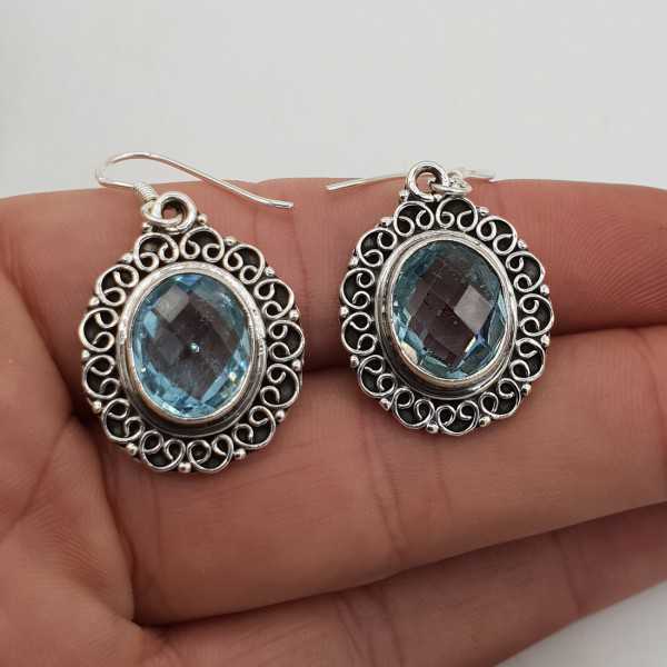 Silber Ohrringe oval blau Topas set in einem geschnitzten Einstellung