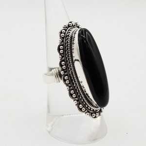 Zilveren ring gezet met zwarte Onyx en bewerkte kop