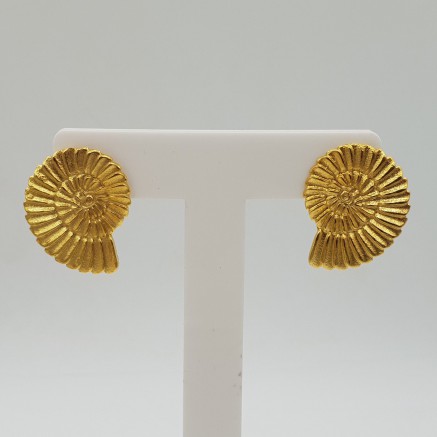 Gold-plated shell drop earrings