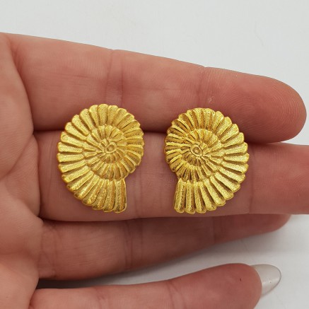 Gold-plated shell drop earrings