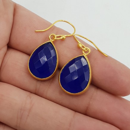 Vergoldete Ohrringe mit tropfenförmigen cobalt blue Chalcedon