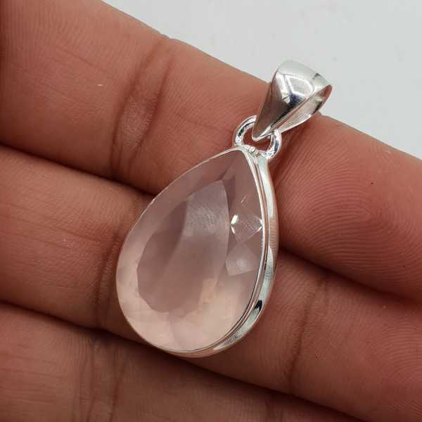 Ein Silber-Anhänger-set mit einem großen oval facet cut rose quartz