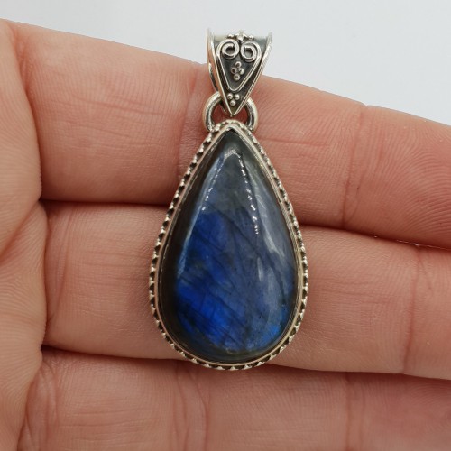 Silver pendant with labradorite in a edited setting