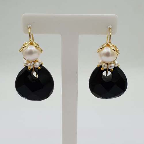 Gilded earrings with Onyx and Pearl