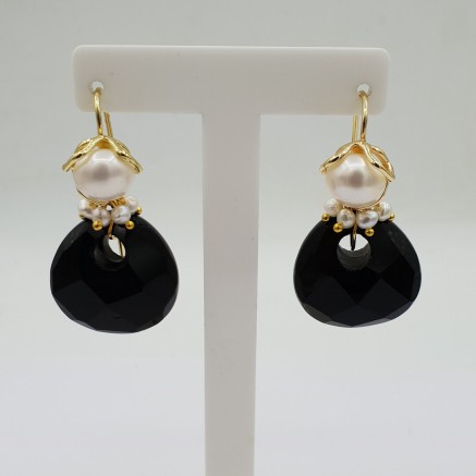 Gilded earrings with Onyx and Pearl