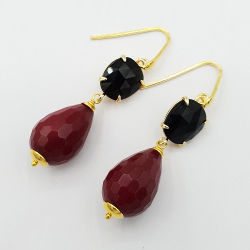 Gilded earrings with red jade and black cat eye