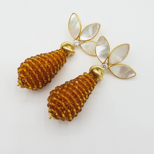 Gilded earrings with crystal drop and mother -of -pearl