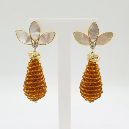 Gilded earrings with crystal drop and mother -of -pearl