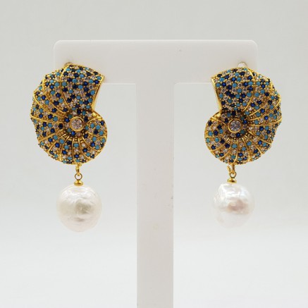 Gilded earrings Nautilus set with blue Crystals