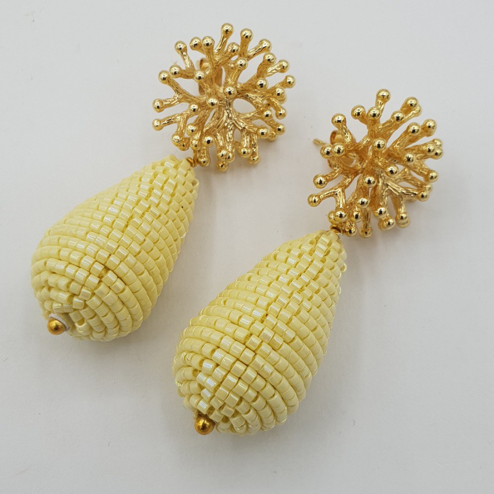 Gilded earrings with a drop of yellow glass beads