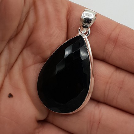 Silver pendant set with drop shape facet onyx