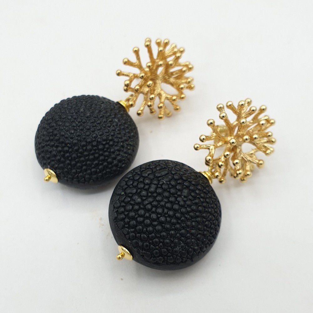 Gilded earrings with black ray leather