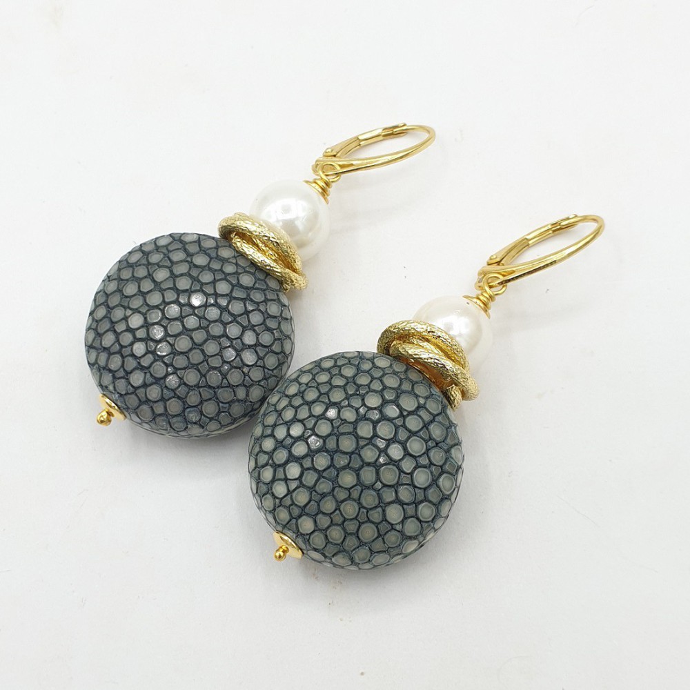 Gilded earrings with gray rays and pearl