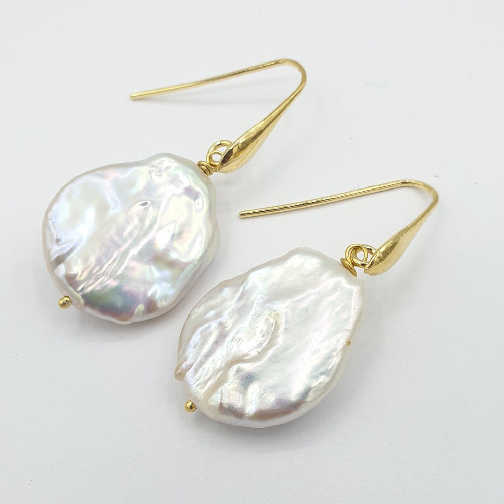 Earrings with whimsical pearl