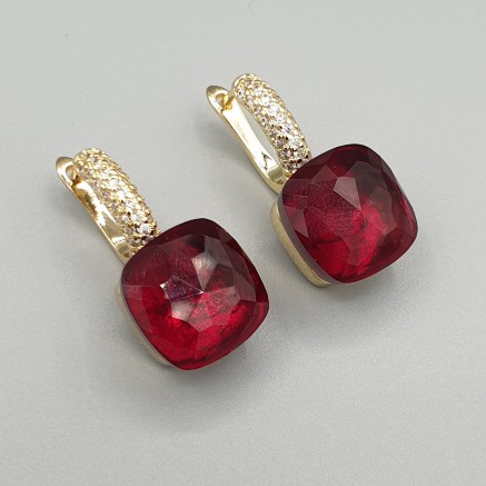 Gilded earrings square red crystal