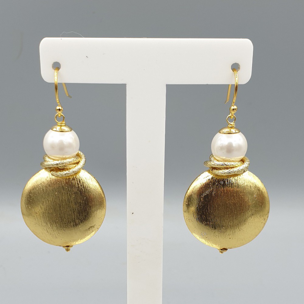 Gilded earrings round brushed pendant and pearl