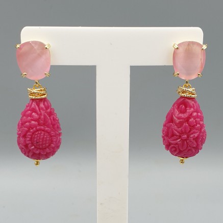 Gilded earrings carved fuchsia pink resin and cat eye