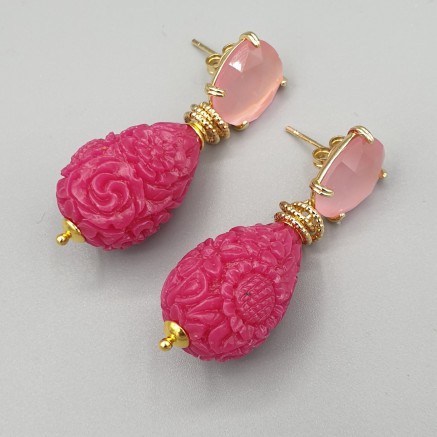 Gilded earrings carved fuchsia pink resin and cat eye