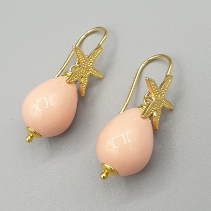 Earrings with salmon colored pearl