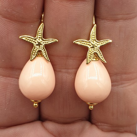 Earrings with salmon colored pearl