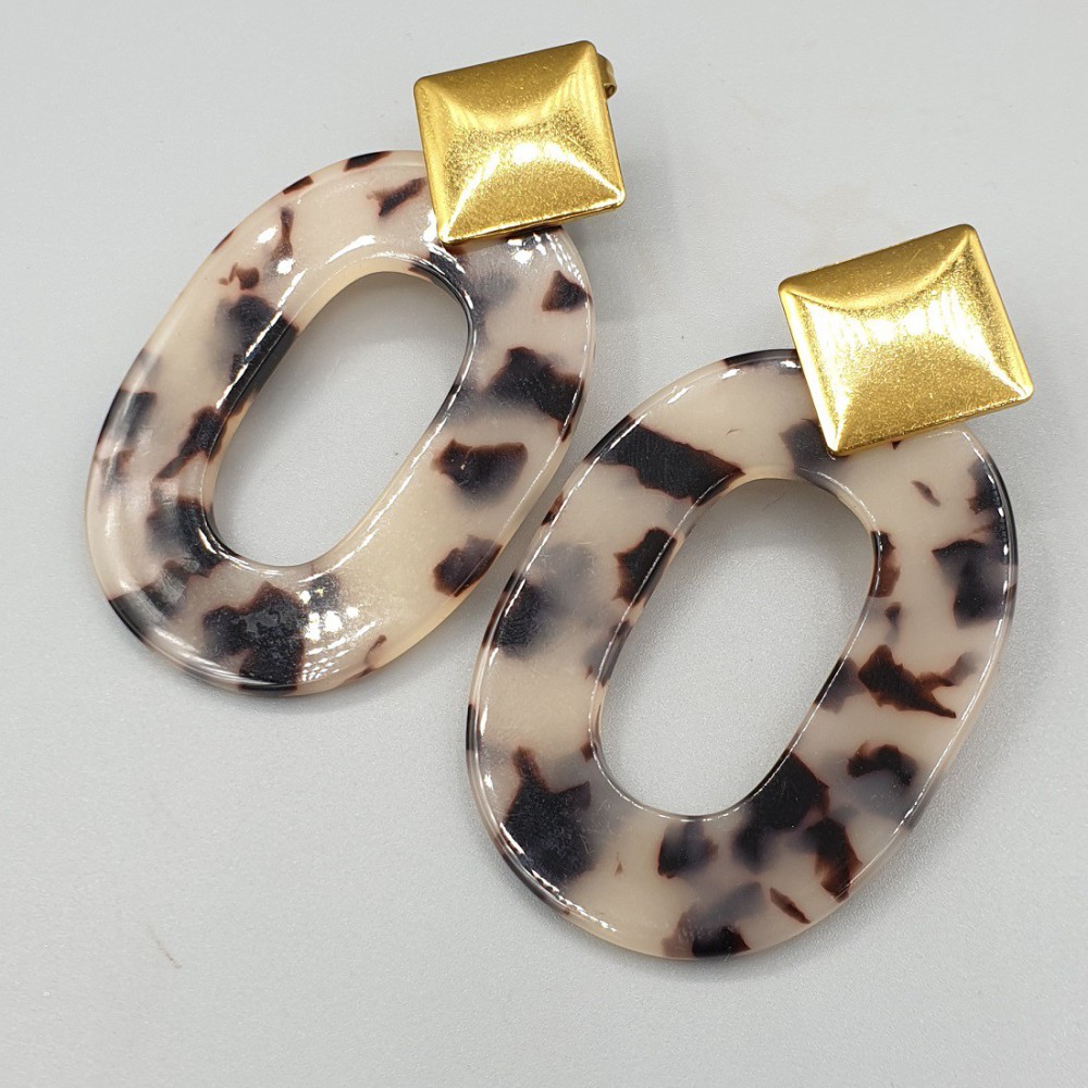 Gilded earrings resin