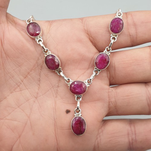 Silver necklace set with ruby