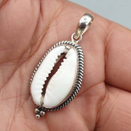 Silver pendant with Cowrie Schelp