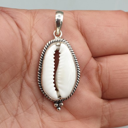 Silver pendant with Cowrie Schelp