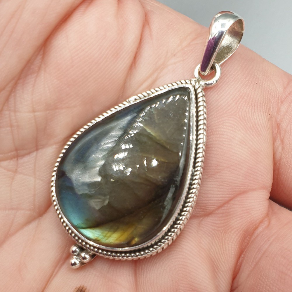 Silver pendant with drop -shaped labradorite medium