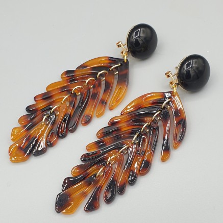 Gilded earrings with black onyx and resin pendant