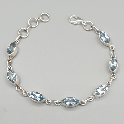 925 Sterlingsilberarmband mit facettengeschnittenem blauem Topaz