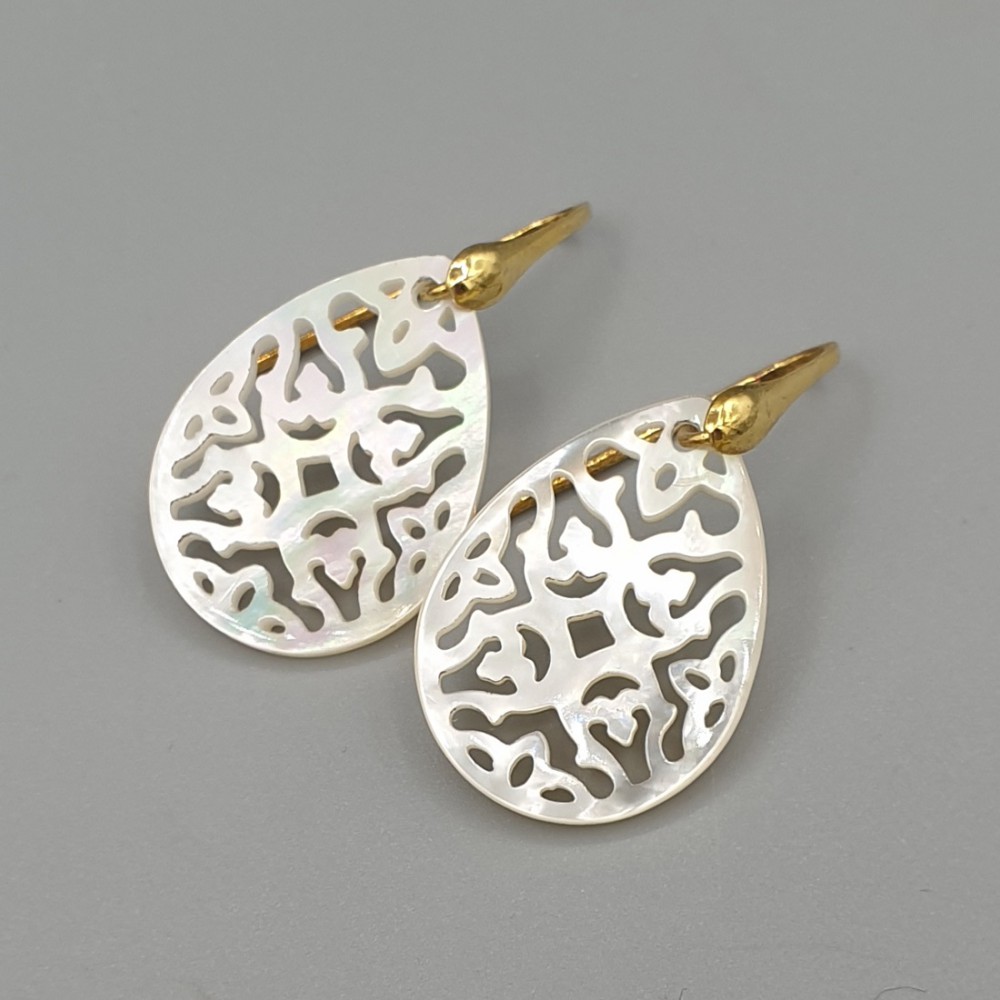 Earrings with cut out drop -shaped mother -of -pearl