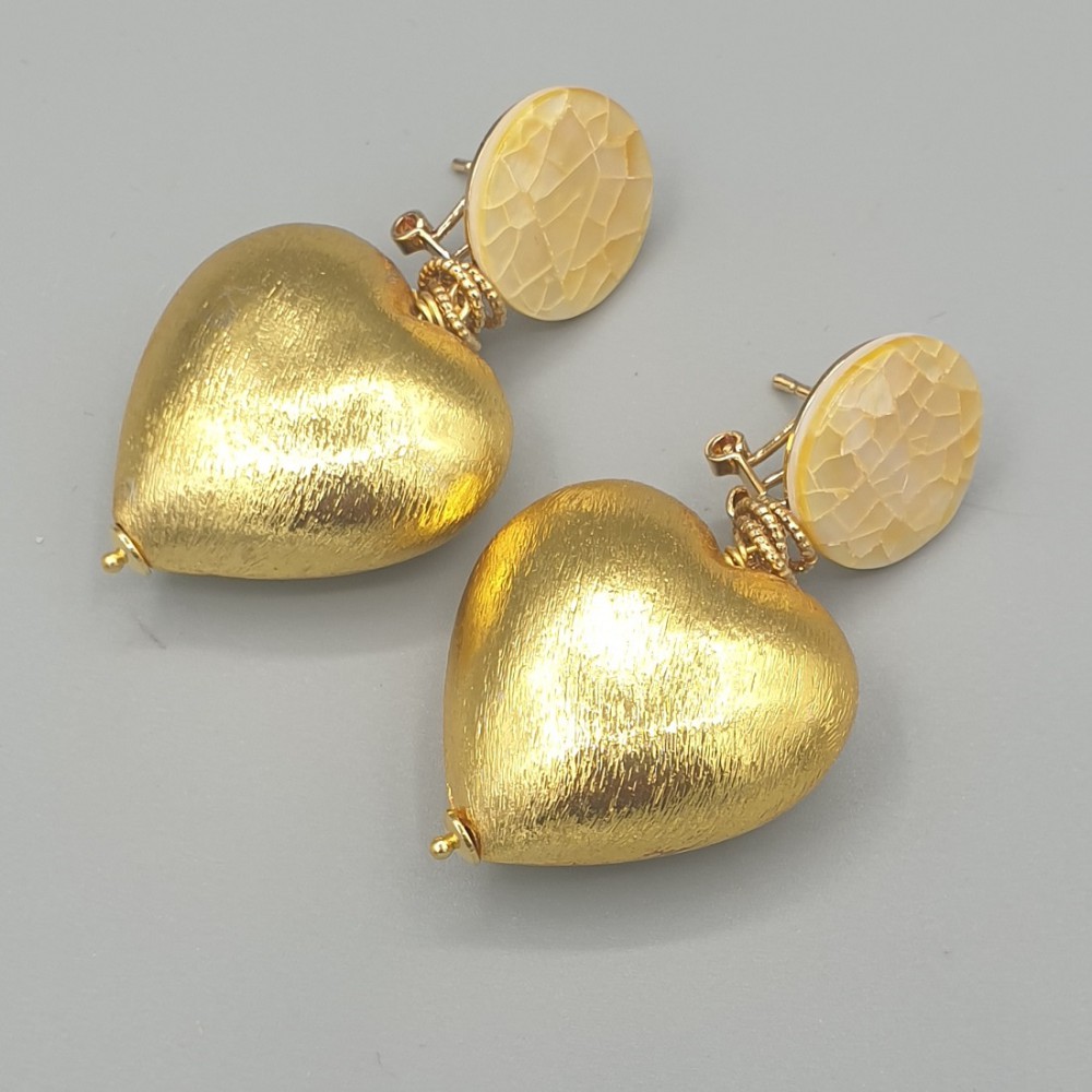 Gilded earrings with brushed heart and mother -of -pearl