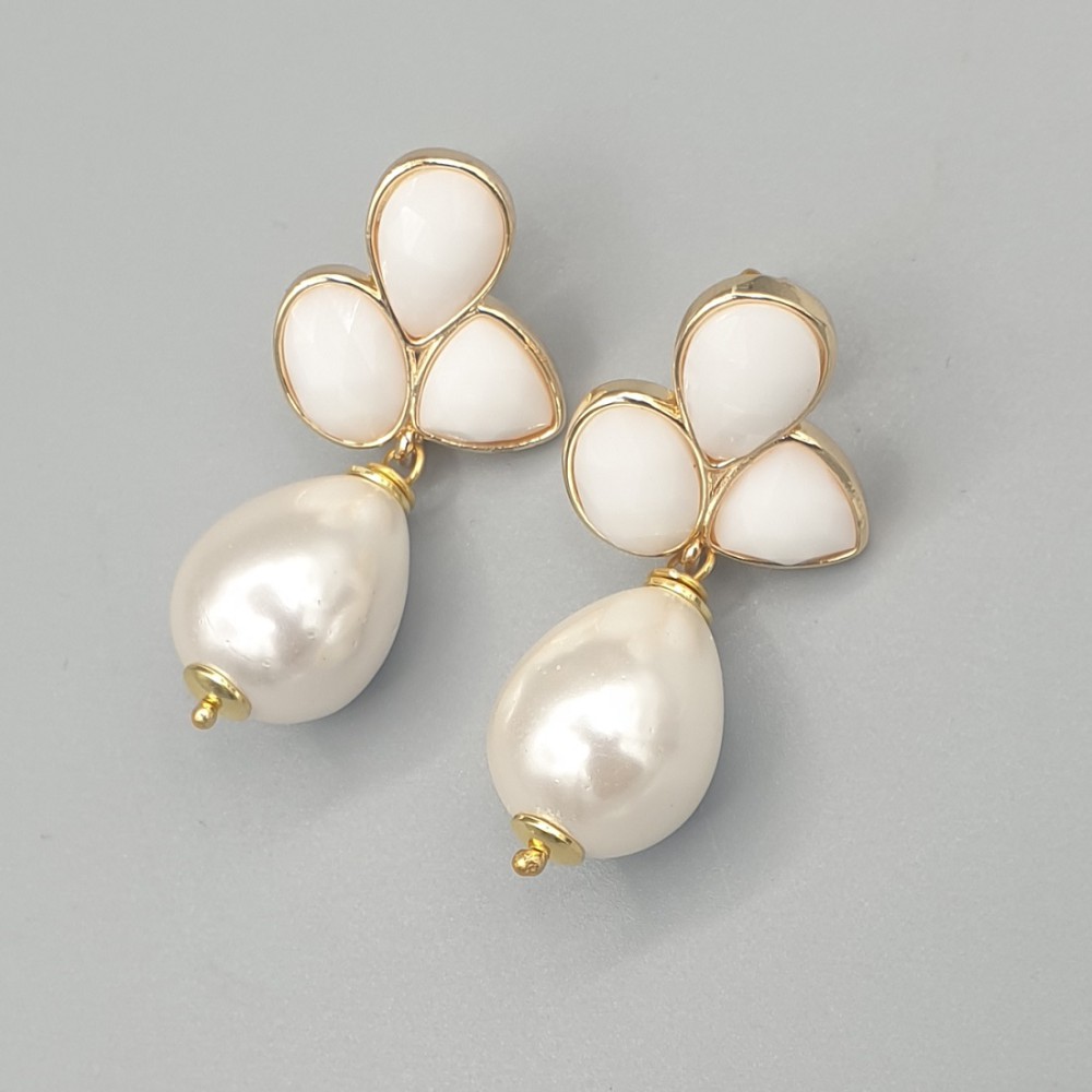 Gilded earrings with pearl and cat eye