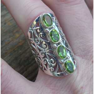 Zilveren ring met Peridot en open bewerkte ring band 17 mm