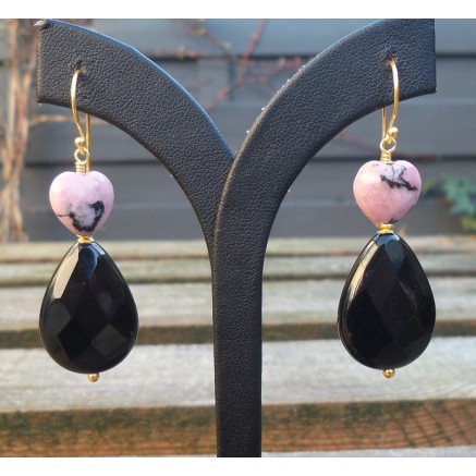 Gilded earrings with black onyx and heart of rhodonite