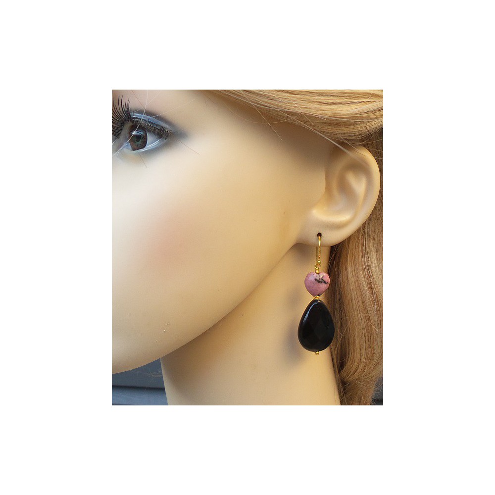 Gilded earrings with black onyx and heart of rhodonite